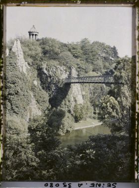 Image représentant Les Buttes-Chaumont, le lac et le pont suspendu
