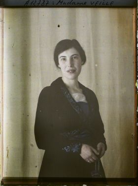 Image représentant https://musee-albert-kahn.s-museum.fr/home/NWQ2OTAwYzNmYjZlZTk1ZWQwODJmMjY4L2dlbmVyaWMtbm90aWNlLXRhYi9hdXRob3JpdHkvNjE3YTc5ZjVjZjhiODk2OGIzMzM3ZDIx/5d6900c3fb6ee95ed082f268/generic-notice-tab/authority/617a79ebcf8b8968b33379c0 Madame Veille