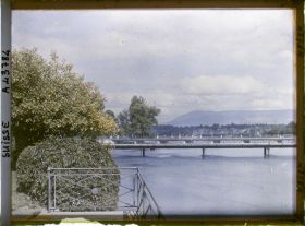 Image représentant Le pont des Bergues et le Rhône depuis le pont de la Machine