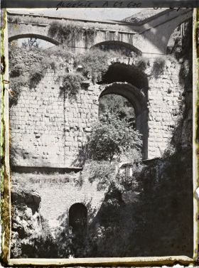 Image représentant Algérie, Constantine, Au fond des gorges, Ruines du Pont Romain d'Antonin