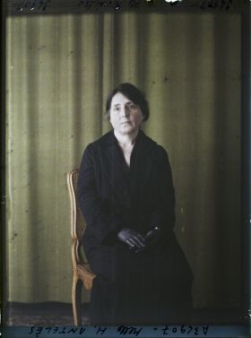 Image représentant https://musee-albert-kahn.s-museum.fr/home/NWQ2OTAwYzNmYjZlZTk1ZWQwODJmMjY4L2dlbmVyaWMtbm90aWNlLXRhYi9hdXRob3JpdHkvNjE3YTc5ZjVjZjhiODk2OGIzMzM3ZDIx/5d6900c3fb6ee95ed082f268/generic-notice-tab/authority/617a79ebcf8b8968b333673c Mademoiselle H. Antelès