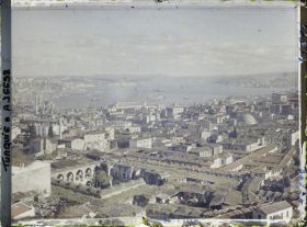 Image représentant Turquie, Constantinople, Panorama vers l'entrée du Bosphore, Yeni Validé Djami et Dalma Batsché