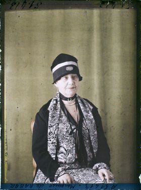 Image représentant https://musee-albert-kahn.s-museum.fr/home/NWQ2OTAwYzNmYjZlZTk1ZWQwODJmMjY4L2dlbmVyaWMtbm90aWNlLXRhYi9hdXRob3JpdHkvNjE3YTc5ZjVjZjhiODk2OGIzMzM3ZDIx/5d6900c3fb6ee95ed082f268/generic-notice-tab/authority/617a79ebcf8b8968b3337645 Madame la Marquise de Rabar