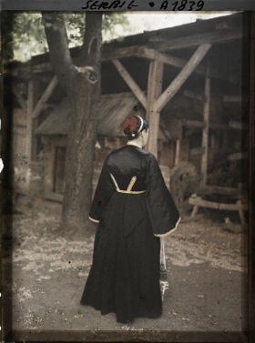 Image représentant Femme en costume de ville serbe: la libada (d'origine grecque) et le fez