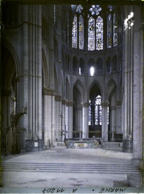 Image représentant L'intérieur de la cathédrale, le choeur et l'abside