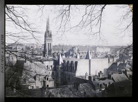Image représentant La cathédrale Saint-Corentin, vue du mont Frugy ; devant, l'arrière de la préfecture