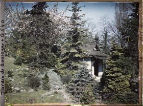 Image représentant Maison de thé blottie dans un écrin de verdure, vue depuis l'ouest du " village japonais "