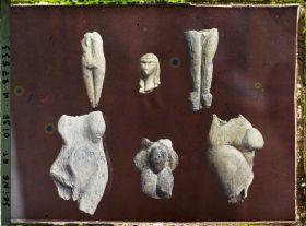 Image représentant France, St Germain-en-Laye, Grotte de Brassempouy (Ariège) 3 torses de femme, 1 tête de femme, 2 parties infres de statuettes d'homme - Tout est en ivoire