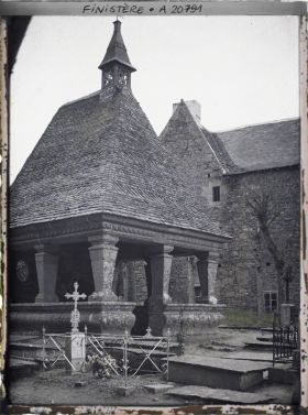Image représentant La chapelle funéraire (1577) dans l'enclos paroissial