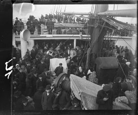 Image représentant La foule des émigrants sur l'entrepont, à l'avant du navire, dans l'attente de l'arrivée à New-York