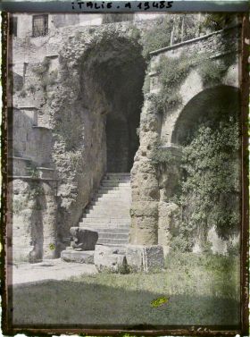 Image représentant Entrée latérale du théâtre Romain (?)