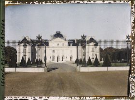 Image représentant La cour d'honneur du château de Voisins