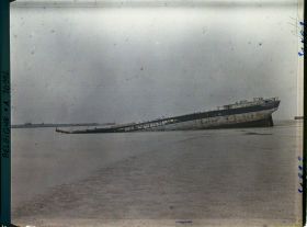 Image représentant Belgique, Zeebrugge, Epave et entrée du môle vers le phare