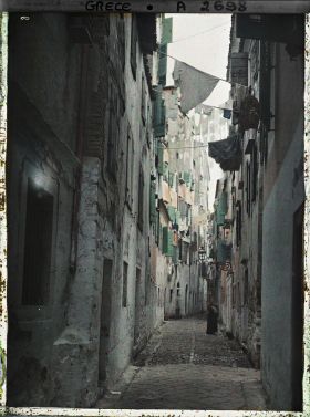 Image représentant Une ruelle. Du linge sèchent entre les bâtiments