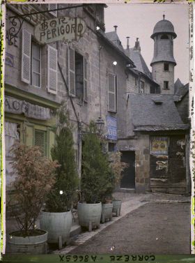 Image représentant Une place avec vue sur la tour de l'ancien collège des Doctrinaires