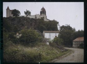 Image représentant France, Ronzières, Lieu de pélérinage du 9 Septre : Vue de l'Eglise à l'extérieur de la muraille