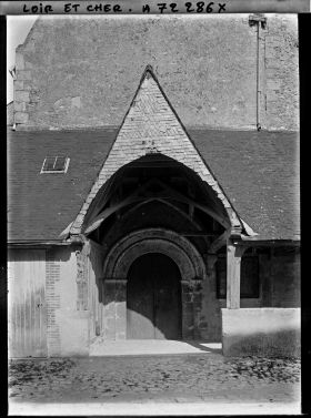 Image représentant La porte de l'église Saint-Etienne