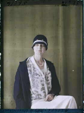 Image représentant https://musee-albert-kahn.s-museum.fr/home/NWQ2OTAwYzNmYjZlZTk1ZWQwODJmMjY4L2dlbmVyaWMtbm90aWNlLXRhYi9hdXRob3JpdHkvNjE3YTc5ZjVjZjhiODk2OGIzMzM3ZDIx/5d6900c3fb6ee95ed082f268/generic-notice-tab/authority/617a79ebcf8b8968b3337297 Mademoiselle de Louvencourt