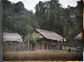 Image représentant Des villageois thaï (thô) devant leur habitation dans le massif de Bac-so'n (ou massif de Cai-binh)