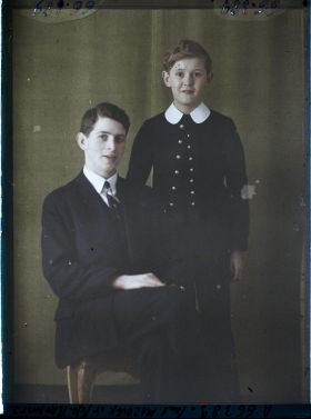 Image représentant https://musee-albert-kahn.s-museum.fr/home/NWQ2OTAwYzNmYjZlZTk1ZWQwODJmMjY4L2dlbmVyaWMtbm90aWNlLXRhYi9hdXRob3JpdHkvNjE3YTc5ZjVjZjhiODk2OGIzMzM3ZDIx/5d6900c3fb6ee95ed082f268/generic-notice-tab/authority/617a79ebcf8b8968b33373d2 Messieurs Paul Mazouer et  https://musee-albert-kahn.s-museum.fr/home/NWQ2OTAwYzNmYjZlZTk1ZWQwODJmMjY4L2dlbmVyaWMtbm90aWNlLXRhYi9hdXRob3JpdHkvNjE3YTc5ZjVjZjhiODk2OGIzMzM3ZDIx/5d6900c3fb6ee95ed082f268/generic-notice-tab/authority/617a79ebcf8b8968b3336993 Peter Brodnitz