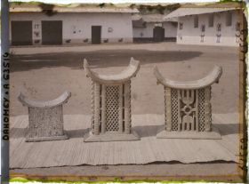 Image représentant Trônes royaux d'Abomey (Tegbessou, Kpengla, Agonglo) devant la salle des trônes (zinkpoho) de la cour du palais de  null Guézo