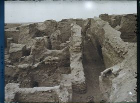 Image représentant Une rue et des maisons (un étage, cour intérieure)
