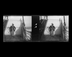 Image représentant Un passager des 3emes classes, vêtu d'un costume traditionnel d'Europe centrale ou d'Italie, probablement un émigrant, prend la pose sur l'entrepont