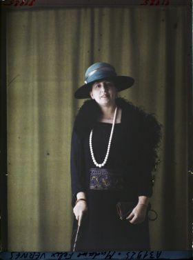 Image représentant https://musee-albert-kahn.s-museum.fr/home/NWQ2OTAwYzNmYjZlZTk1ZWQwODJmMjY4L2dlbmVyaWMtbm90aWNlLXRhYi9hdXRob3JpdHkvNjE3YTc5ZjVjZjhiODk2OGIzMzM3ZDIx/5d6900c3fb6ee95ed082f268/generic-notice-tab/authority/617a79ebcf8b8968b33379cf Madame Félix Vernes