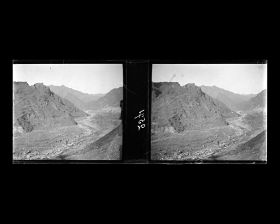 Image représentant Le paysage montagneux, la Grande Muraille et le Guangou ("torrent de la Passe") en contrebas de la vallée, longé par la voie ferrée