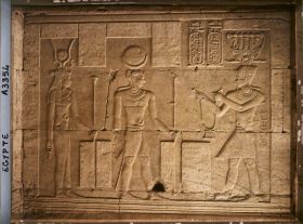 Image représentant Bas-relief visible à l'intérieur du temple