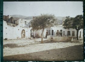 Image représentant La place de l'église du village de Malia