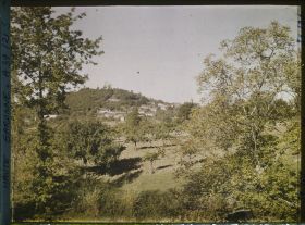Image représentant France, Montespan (Hte Garonne), Le Château et le Village vue prise de l'entrée de la Grotte