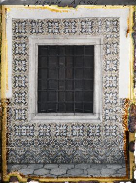 Image représentant Fenêtre entourée de faïences italiennes du patio de la Bibliothèque nationale (Dar Mustapha Pacha)