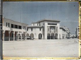 Image représentant L'avenue du Dar el-Makhzen ; à gauche, la poste centrale