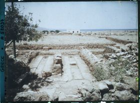 Image représentant Magasins est (à l'est de la cour centrale). Au fond, la baie de Mallia