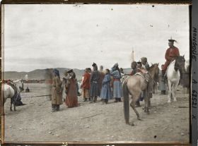 Image représentant Des spectateurs sur la place du marché