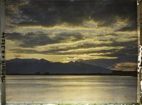 Image représentant La rade d'Izmir au soleil couchant