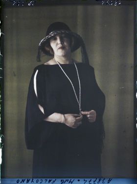 Image représentant https://musee-albert-kahn.s-museum.fr/home/NWQ2OTAwYzNmYjZlZTk1ZWQwODJmMjY4L2dlbmVyaWMtbm90aWNlLXRhYi9hdXRob3JpdHkvNjE3YTc5ZjVjZjhiODk2OGIzMzM3ZDIx/5d6900c3fb6ee95ed082f268/generic-notice-tab/authority/617a79ebcf8b8968b3336cb0 Mademoiselle Falcoyano