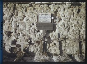 Image représentant France,  Au fort de la Pompelle : Tombes de 5 Soldats tombés au 1914