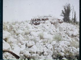 Image représentant France, Coucy-le-Château, Un blackbauss sur le Sommet des ruines du Donjon