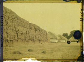 Image représentant Les murs d'enceinte et entrées des palais de  null Glélé et  null Guézo sur la place Singbodji