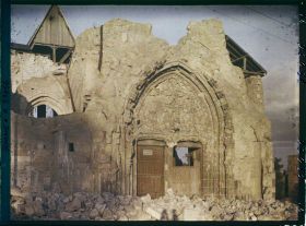 Image représentant France, Montdidier, L'Eglise près de la Mairie