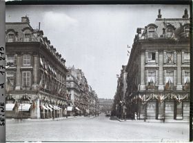 Image représentant La rue de la Paix décorée des drapeaux alliés pour les fêtes de la Victoire des 13 et 14 juillet 1919, prise de la place Vendôme
