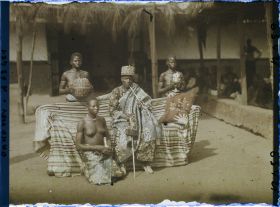 Image représentant Le roi Tôli entouré de ses femmes