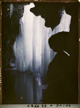 Image représentant Cascade gelée au bois de Boulogne vue de l'intérieur