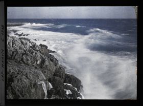 Image représentant Mer agitée se brisant sur les rochers du cap Martin, vus en direction de l'est