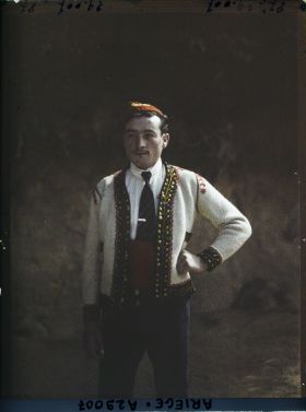 Image représentant Homme Bethmalais en mi-corps, fils du maire de la commune