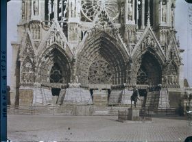 Image représentant Les trois portails de la façade occidentale et la statue de Jeanne d'Arc