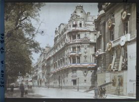 Image représentant Immeuble décoré sur les Champs-Elysées, à l'angle de la rue Washington, après les fêtes de la Victoire des 13 et 14 juillet
