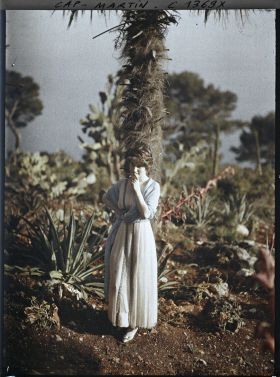 Image représentant Mademoiselle Marie-Yvonne von Schoen dans le jardin d'Albert Kahn